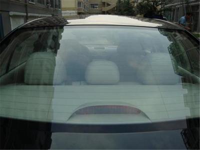 汽車后擋風玻璃都有橫線?老司機:這不是汽車貼膜,作用你想不到