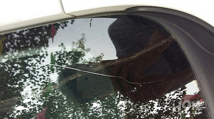 請問汽車前擋風(fēng)玻璃輕微擦痕該如何處理?