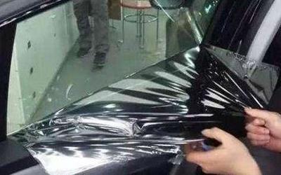 汽車小常識:后擋風玻璃的黃色橫線是什么?不要亂貼膜!