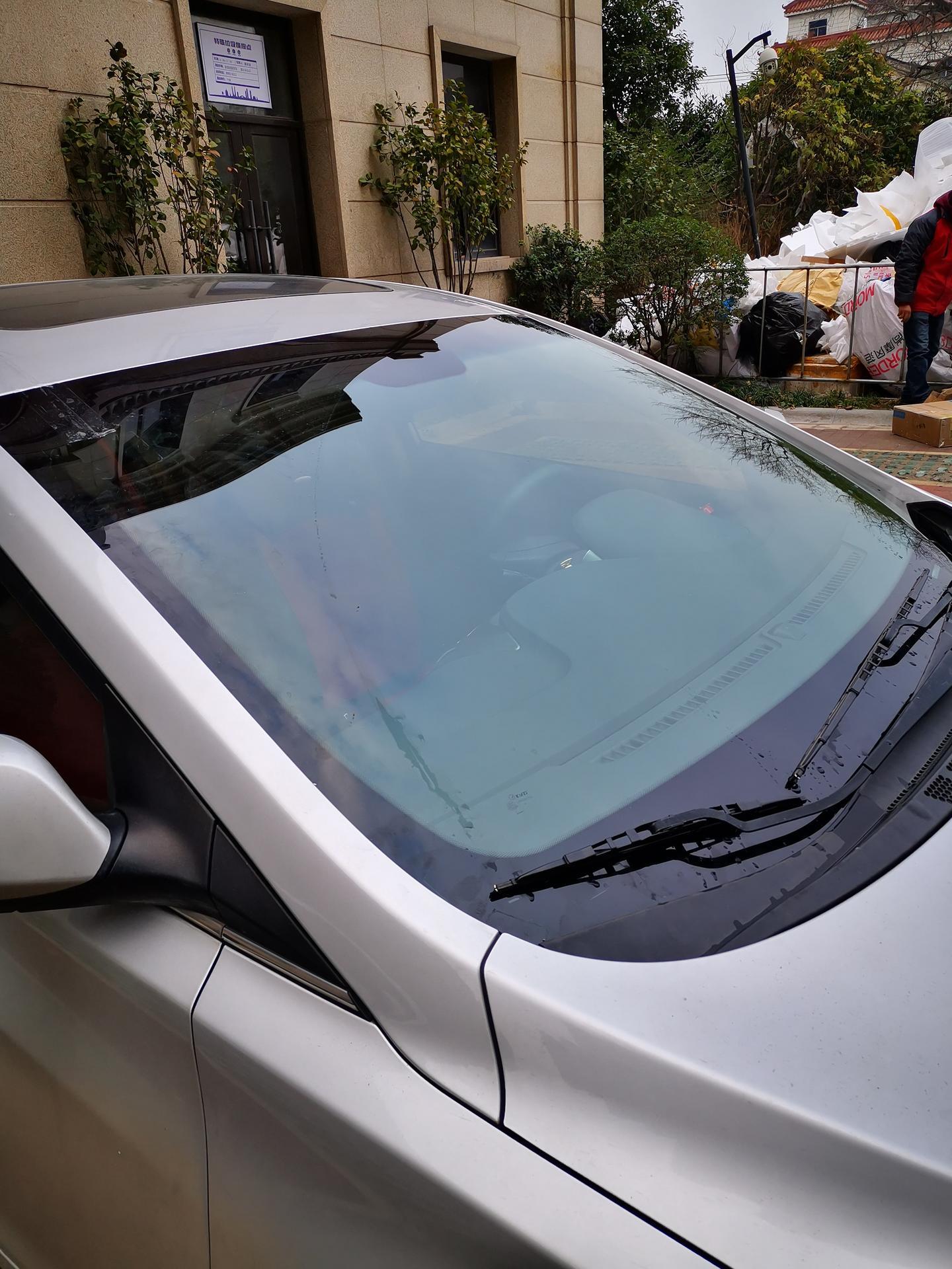 前擋風玻璃挑選合適的隔熱膜至關重要,它不僅能有效阻擋紫外線,降低車