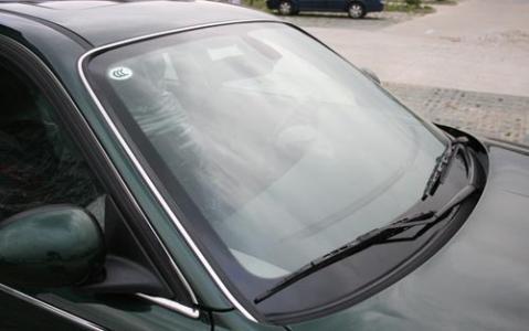 汽車外前車窗玻璃起霧怎么辦