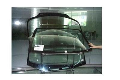 車玻璃上有個很嚴重的小裂縫嗎?玻璃要換嗎?