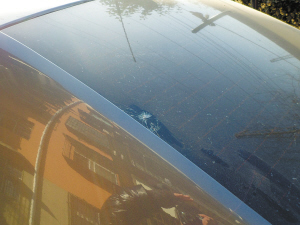 一、汽車前擋風玻璃開裂需要更換嗎