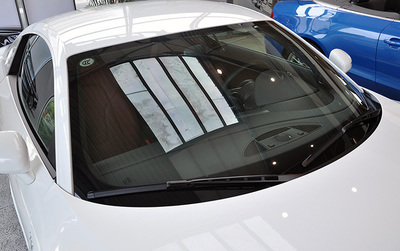 新能源汽車前擋風(fēng)亞克力板與汽車玻璃的對(duì)比分析