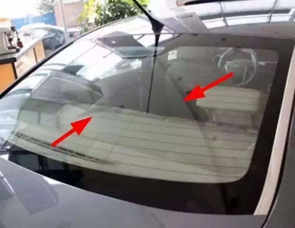 汽車后擋風玻璃上的“橫線”有啥用？內行人告訴你它的秘密