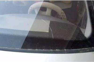汽車擋風玻璃出現裂痕怎么辦？- 深圳汽車維修指南