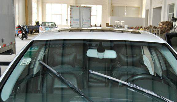 汽車玻璃清潔小妙招，讓前擋風玻璃一塵不染