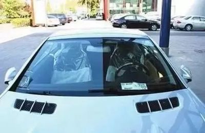 汽車玻璃為何都泛著淡淡的綠色？——揭秘背后的科學原理與實用功能